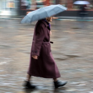 1214_MG_woman-in-rain-brolly